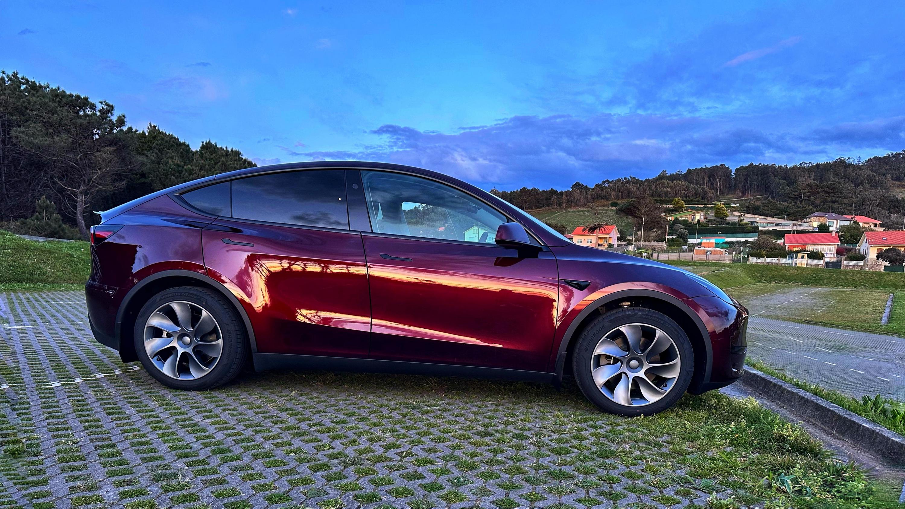 Tesla Model Y rojo cereza, lateral en exterior
